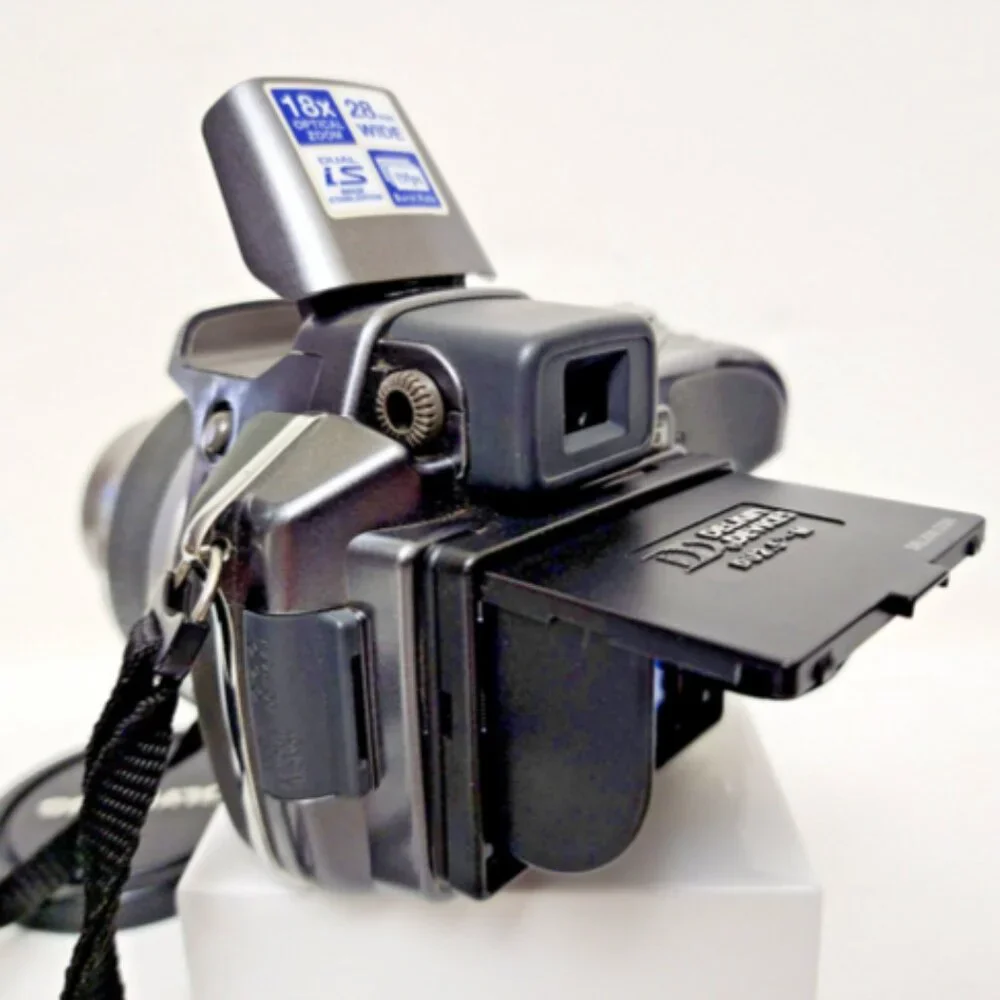 OLYMPUS SP-550UZ Digital Camera 7.1MP 28mm Wide Angle 18x OptZoom & Case…